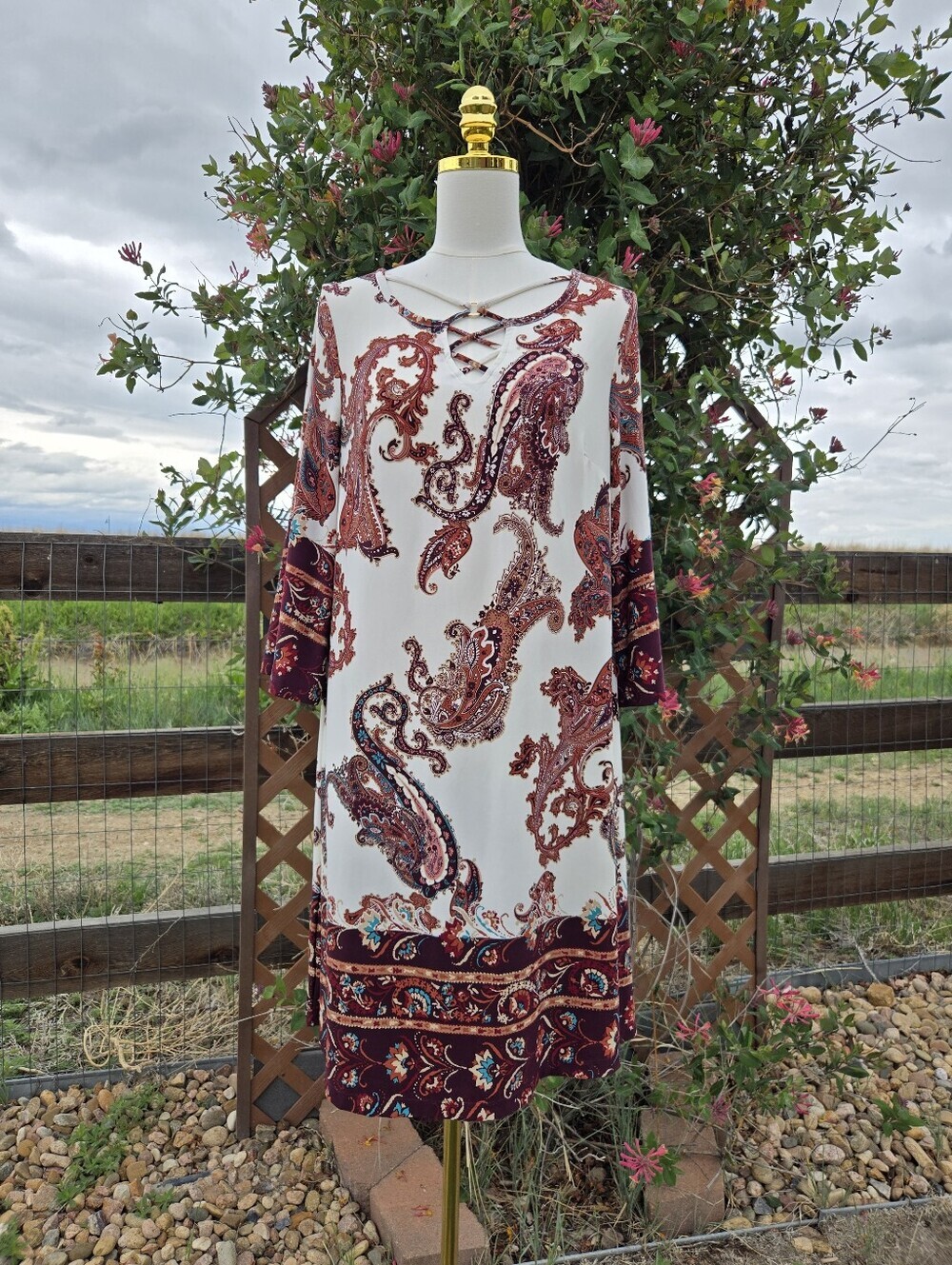 C Est. 1946 Paisley Print White & Burgundy Women's Shift Dress Size Medium NWOT